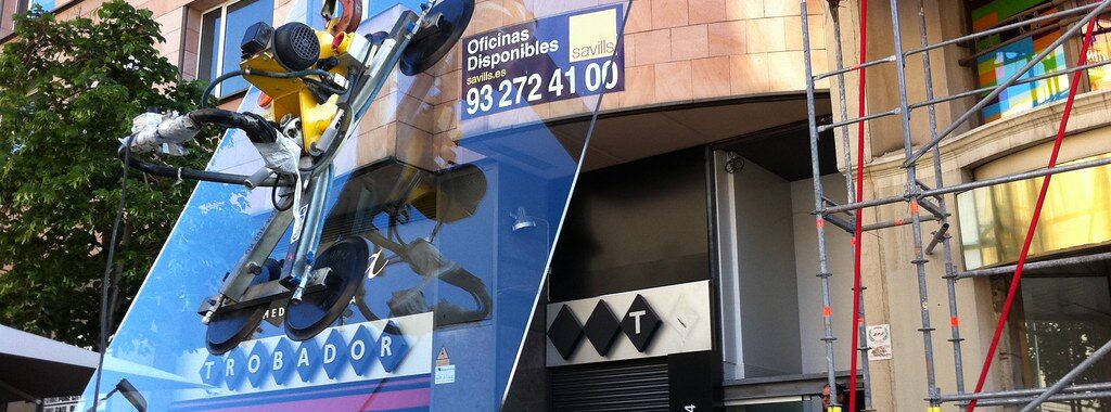 La instalación de cristalería con grúas