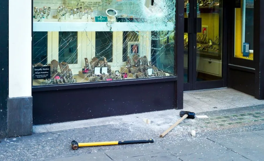 Cómo mejorar la seguridad del escaparate de una tienda